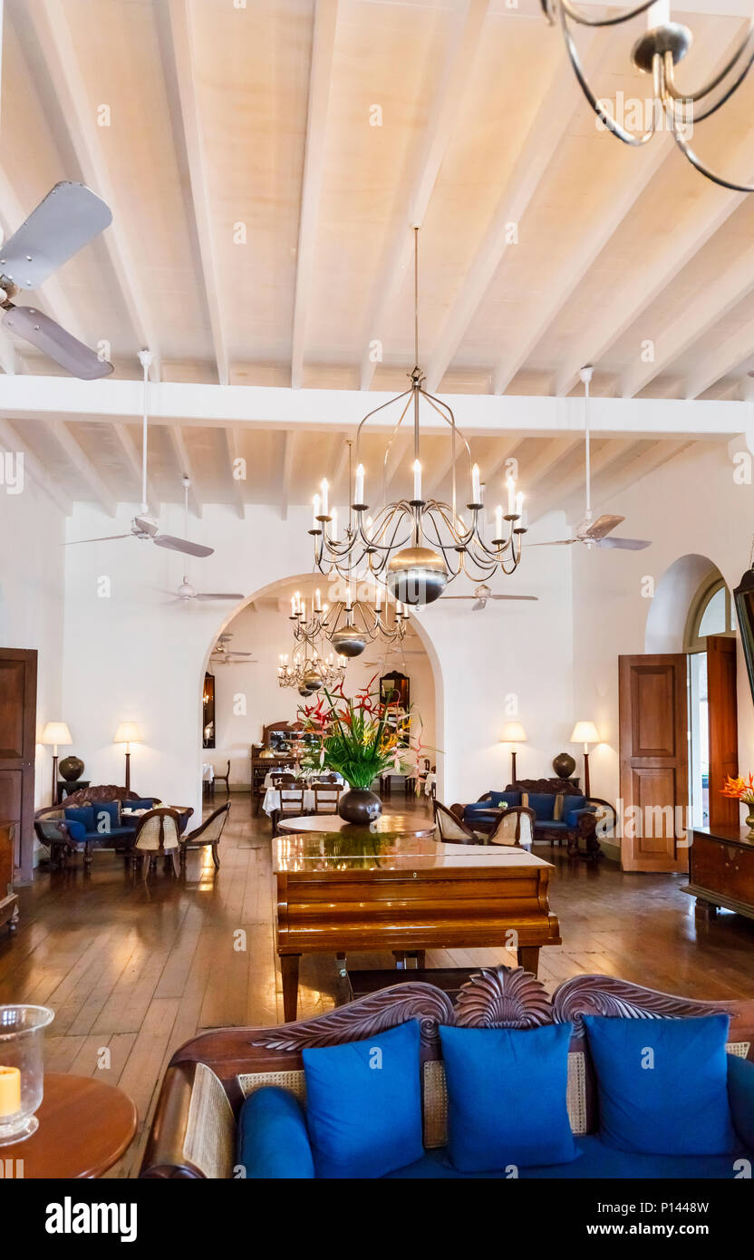 Tradizionale legno scuro e lounge in stile coloniale in legno lucidato interno del lussuoso hotel colonial up-mercato 5 stelle Hotel Amangalla, Galle, Sri Lanka Foto Stock