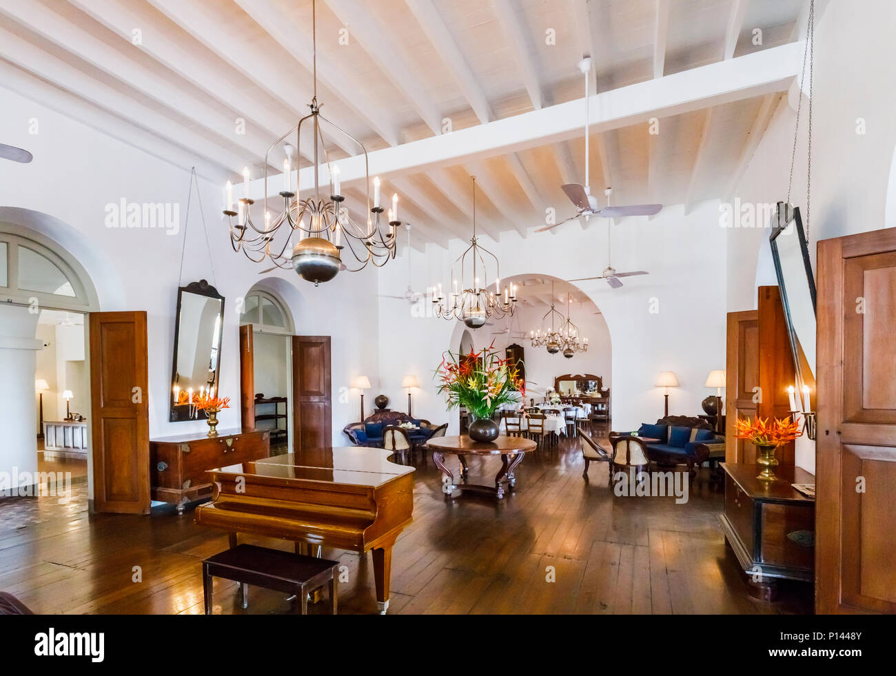 Tradizionale legno scuro e lounge in stile coloniale in legno lucidato interno del lussuoso hotel colonial up-mercato 5 stelle Hotel Amangalla, Galle, Sri Lanka Foto Stock