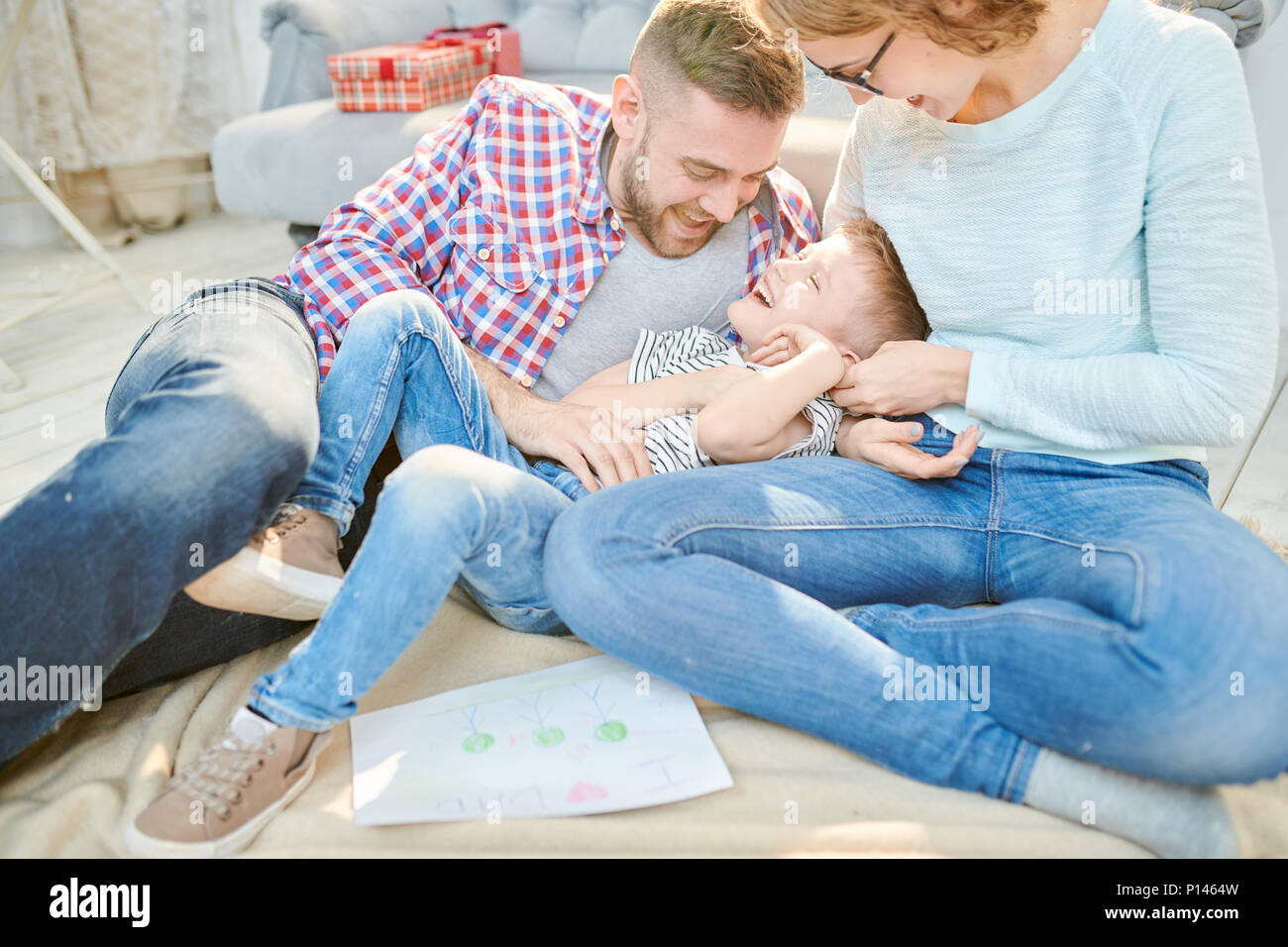 Momenti incantevoli della genitorialità Foto Stock