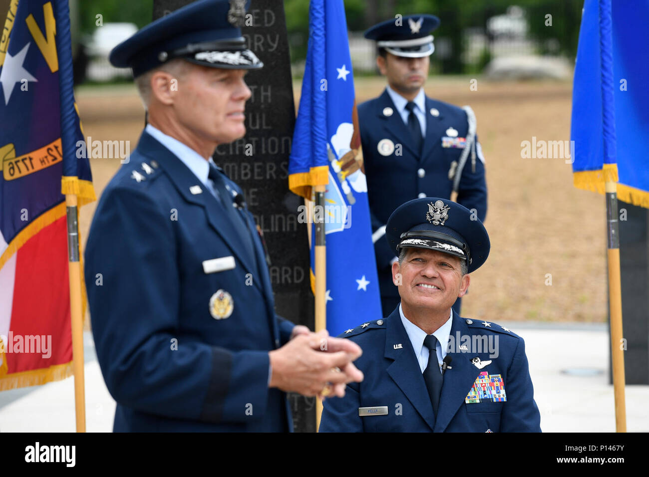 Stati Uniti Air Force Il Mag. Gen. (Ret.) Brian Neal (sinistra), ex Vice Direttore della Air National Guard, parla dei successi di carriera del Magg. Gen. Todd Kelly (a destra), Air National Guard Assistant per il comandante, Aria Mobilità comando, durante il suo ritiro cerimonia di premiazione che si terrà a La Carolina del Nord Air National Guard Base, l'Aeroporto Internazionale Charlotte Douglas, 6 maggio 2017. Neal e Kelly ha volato il C-130 Hercules aeromobile insieme come pure hanno lavorato fianco a fianco in diverse posizioni di comando. Foto Stock