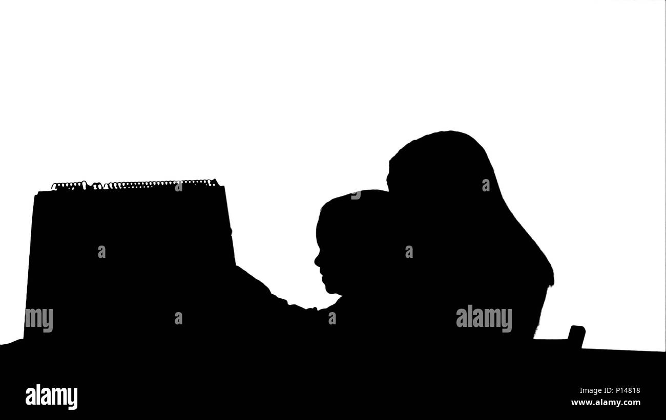 Silhouette madre e figlio fare parola Mama sulla scrivania Foto Stock