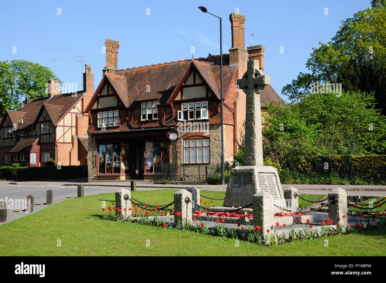Vista sul verde dove il villaggio War Memorial sorge ad High Street, Waddesdon, Buckinghamshire. Foto Stock