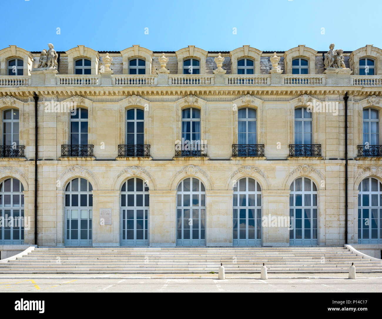 Vista della facciata posteriore del palazzo Pharo con scale di marmo e porte francesi, windows balconi e statue. Foto Stock