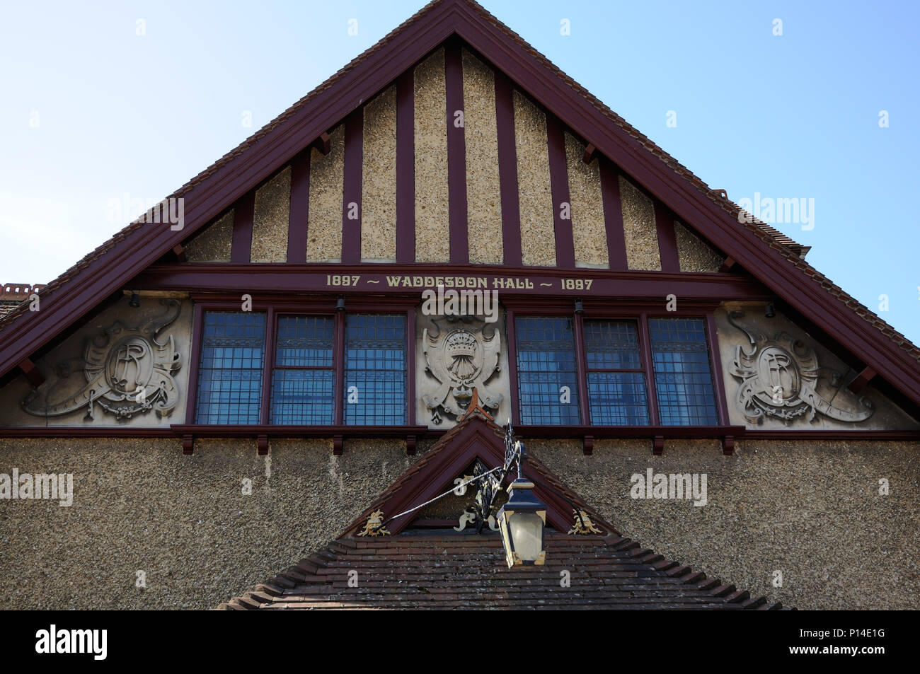 La Village Hall, Waddesdon, Buckinghamshire, è datato 1889. Essa fu costruita nelle Arti & Mestieri dello stile da W.Taylor & Sons Foto Stock