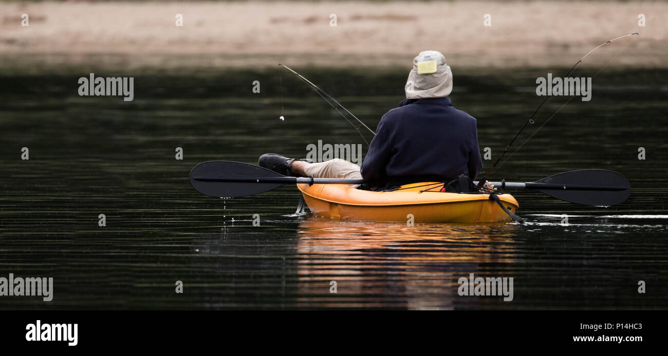 Pesca e relax in un kayak Foto Stock
