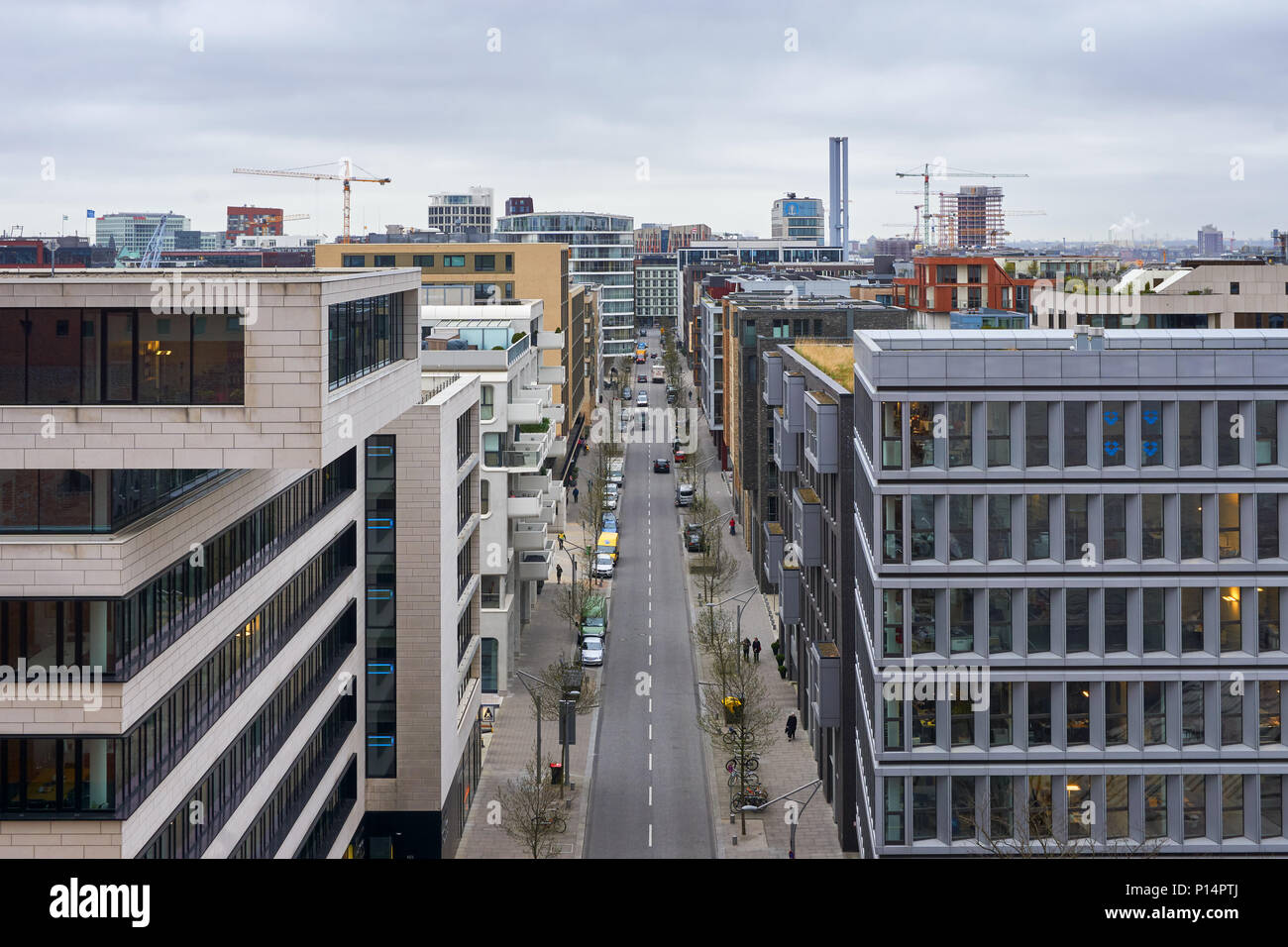 Amburgo, Germania - Aprile 7, 2017: vista dalla cima della Elbphilharmonie degli edifici di Amburgo Foto Stock