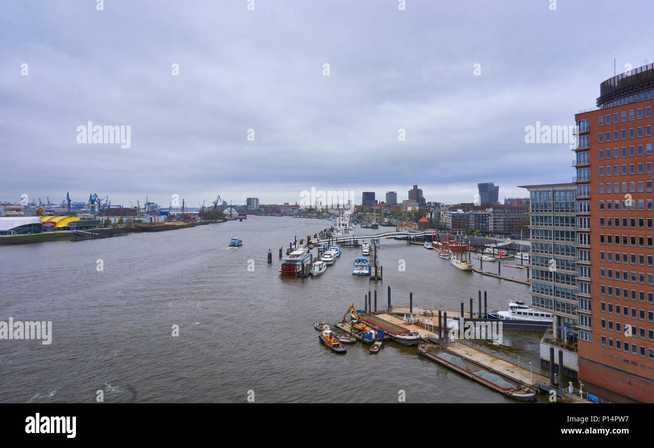 Amburgo, Germania - Aprile 7, 2017: vista dalla cima della Elbphilharmonie del fiume Elba e il porto di Amburgo Foto Stock