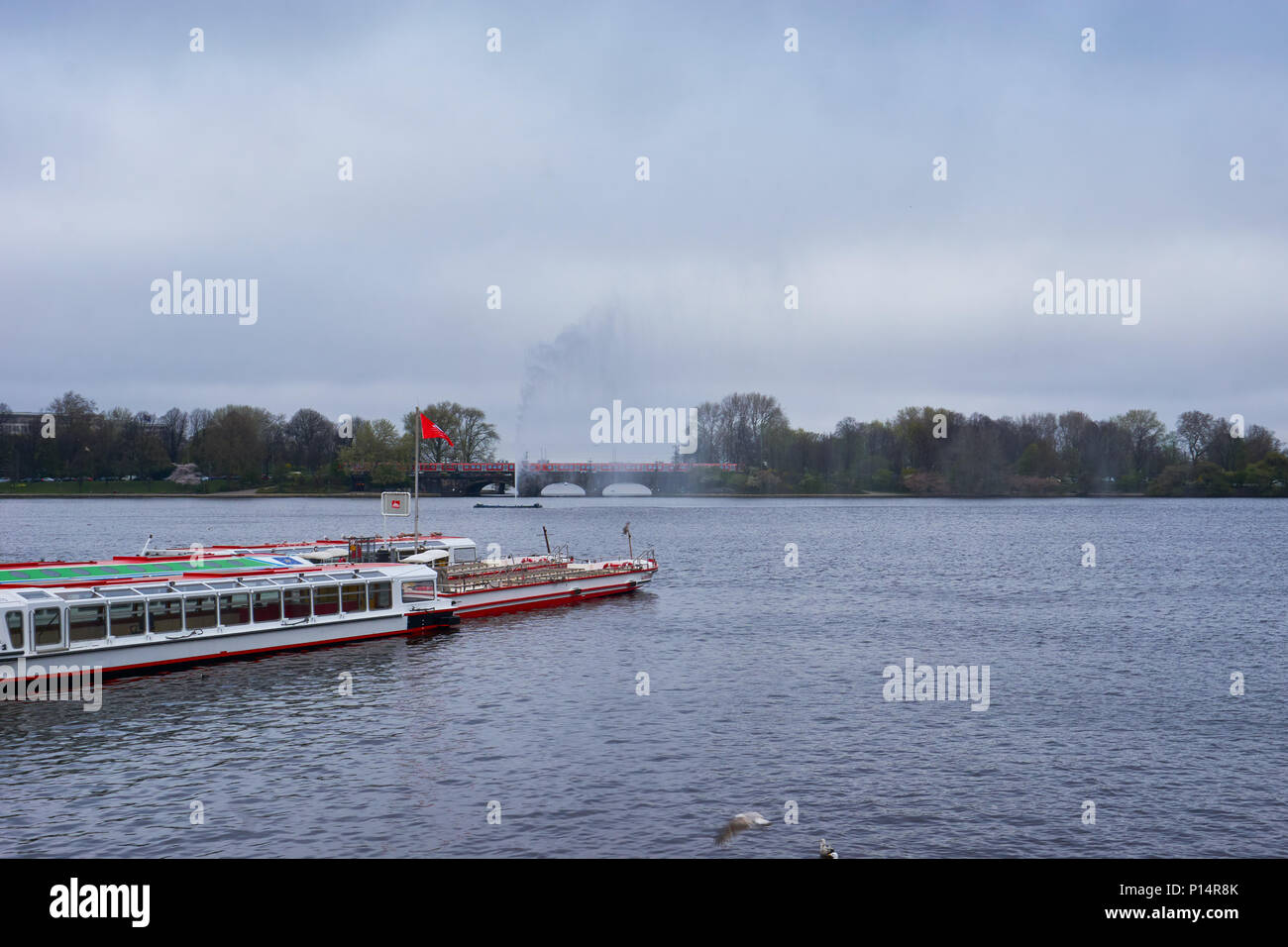 Amburgo, Germania - Aprile 7, 2017: Vista della fontana Alster Amburgo con una imbarcazione turistica sullo sfondo Foto Stock