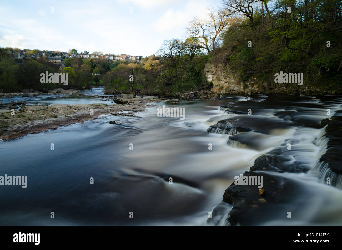 Una lunga esposizione fotografia del Fiume Swale a Richmond, North Yorkshire Foto Stock