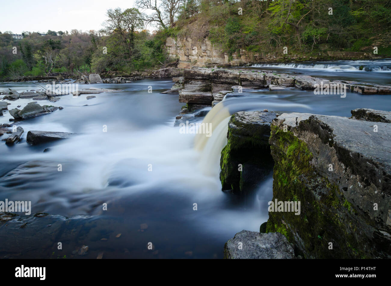 Una lunga esposizione fotografia del Fiume Swale a Richmond, North Yorkshire Foto Stock