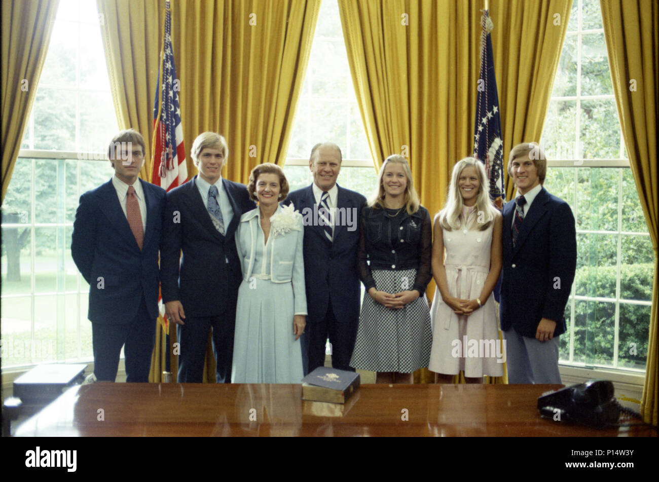 1974, 9 Agosto - Ufficio Ovale - La Casa Bianca - Jack Ford, Steve Ford, Betty Ford, Gerald Ford, Susan Ford, Gayle Ford, Mike Ford - in piedi in posa dietro il presidente del banco - in posa per un ritratto di famiglia poco prima di Gerald Ford ha prestato giuramento come la trentottesima Presidente degli Stati Uniti Foto Stock