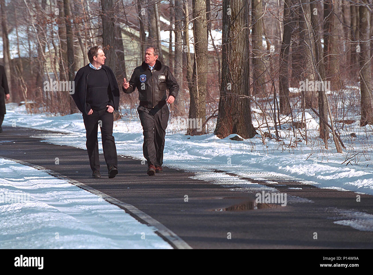 Il Presidente Bush e il Primo Ministro Tony Blair del Regno Unito, a piedi un percorso a Camp David dal 23 febbraio 2001, nel corso del primo ministro visita. Foto Stock