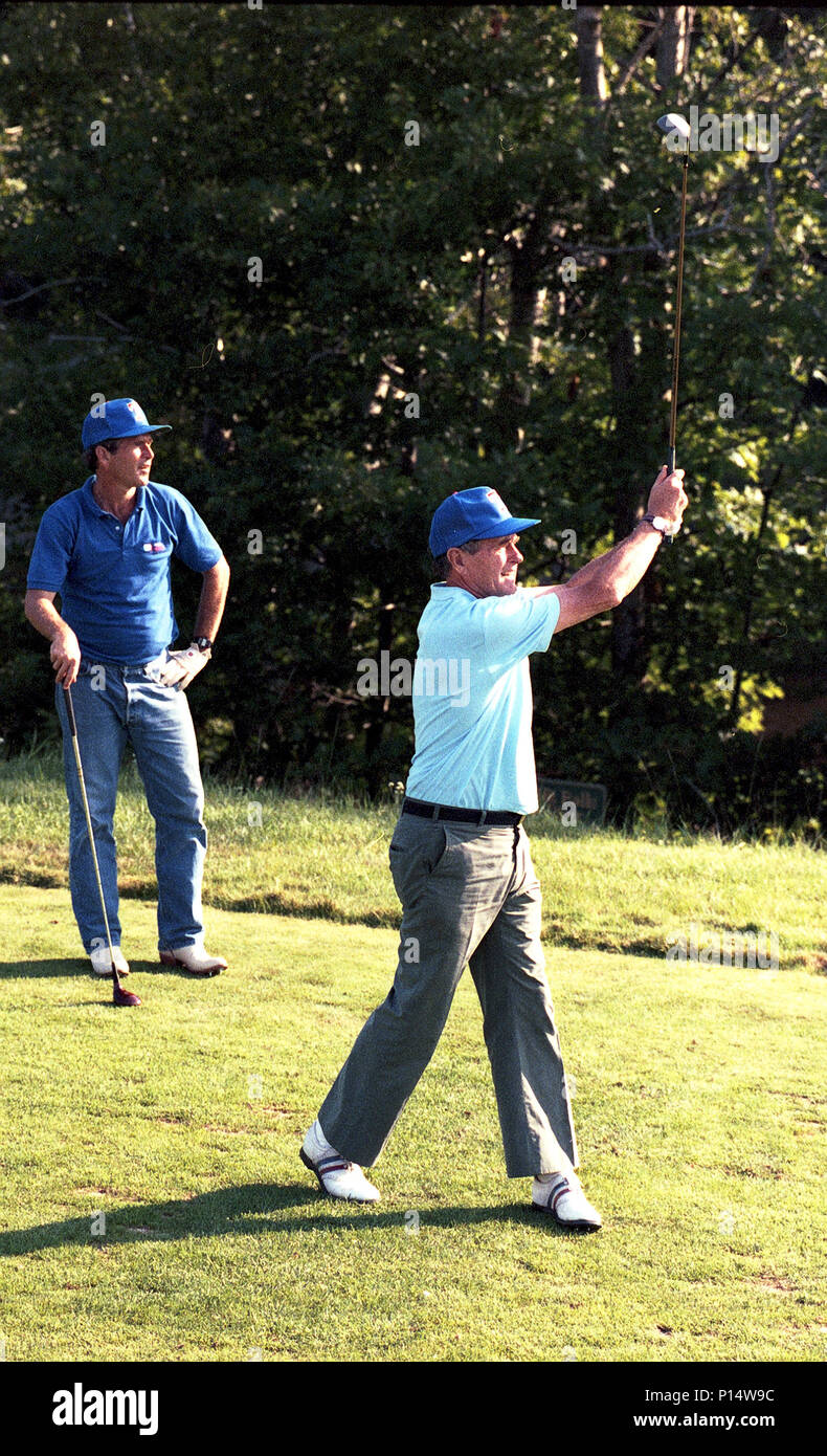 P05725-18 Presidente Bush va di golf con il suo figlio, George Bush a Kennebunkport, Maine. 17 agosto 1989 Photo credit: George Bush Presidential Library and Museum Foto Stock