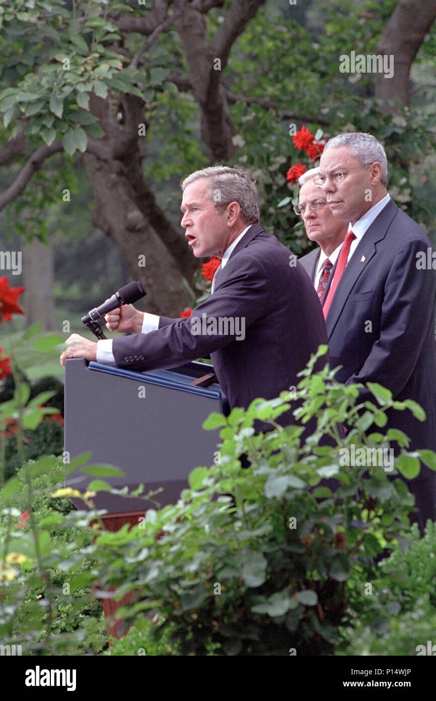 Il Presidente George W Bush offre commento lunedì, Sett. 24, 2001, nel Giardino delle Rose della Casa Bianca seguendo il suo ordine esecutivo per quanto riguarda gli Stati Uniti sanzioni finanziarie contro le reti terroristiche. Con lui sono stati uniti Il segretario di Stato Colin Powell, sinistra e Segretario del Tesoro Paul O'Neill. Foto Stock