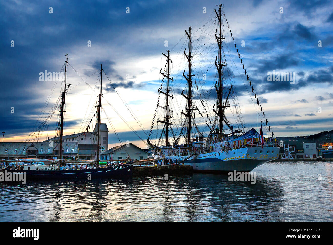 Tall Ships Race 2008. Bergen, Norvegia - Agosto 2008. 'Mir', Russo grande completamente nave truccate. Schooner Gallant dietro di esso. La sera tardi. Foto Stock