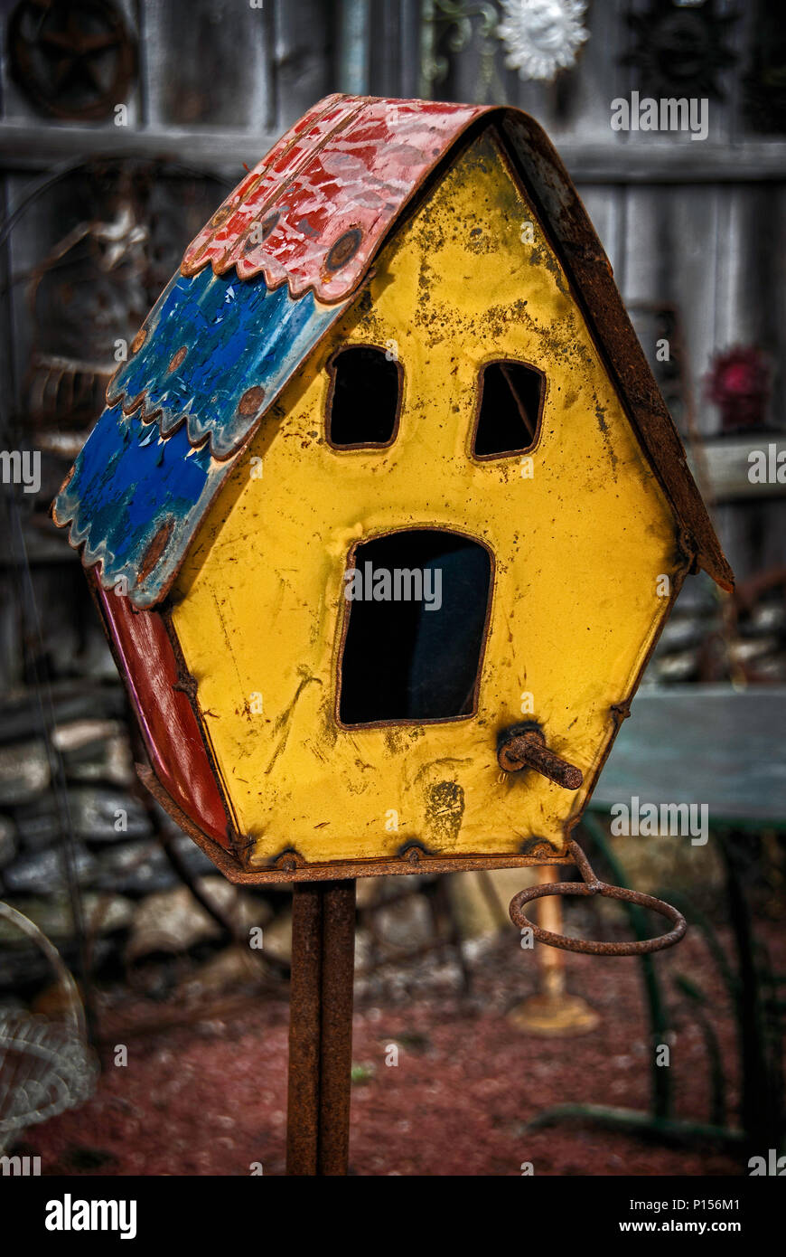 Antique metallo arrugginito Birdhouse Foto Stock