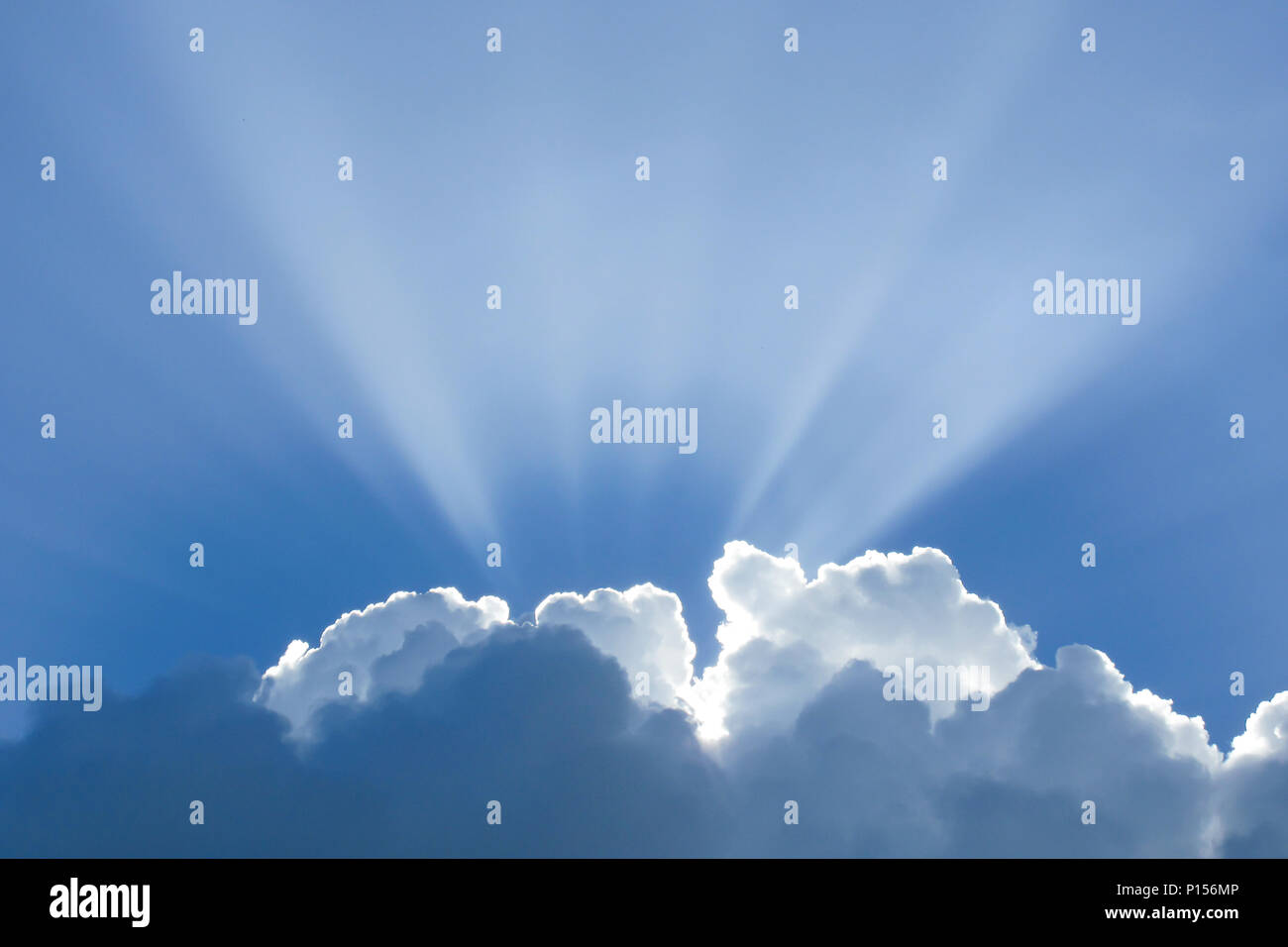 Cielo nuvoloso blu Foto Stock
