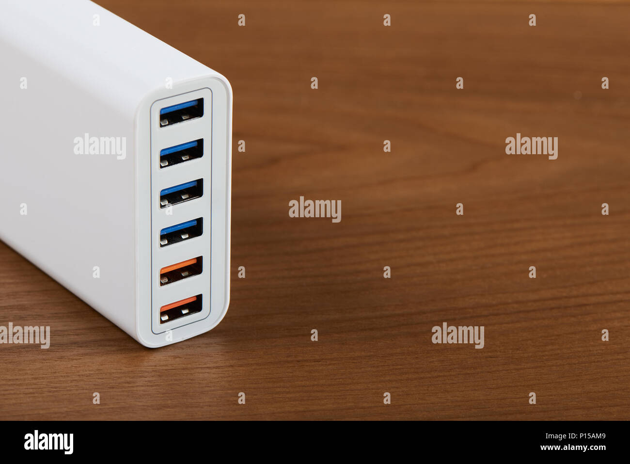 Primo piano della multiport stazione di carica veloce su un sfondo di legno Foto Stock