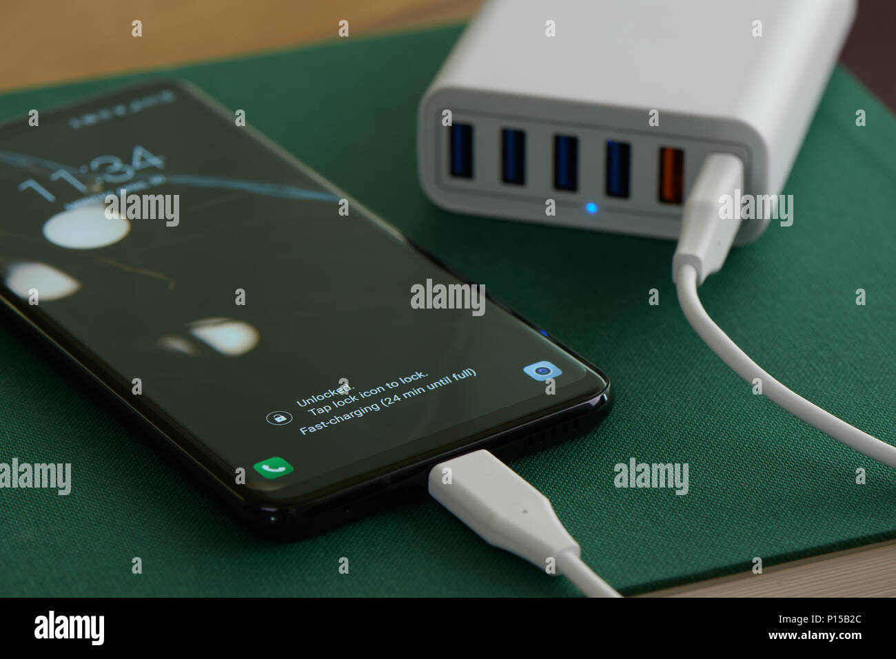 Multiport di stazione di ricarica e di rapido caricamento dello smartphone con notifica Foto Stock