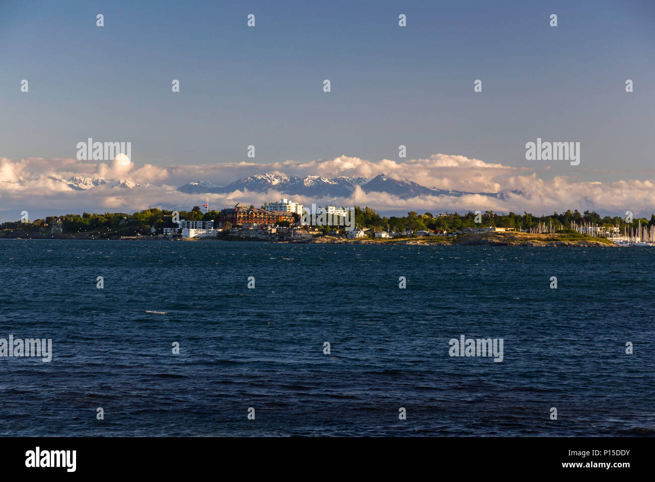 Paesaggio panoramico vista di Oak Bay in Victoria sull isola di Vancouver con lontane cime innevate della Penisola Olimpica in background Foto Stock
