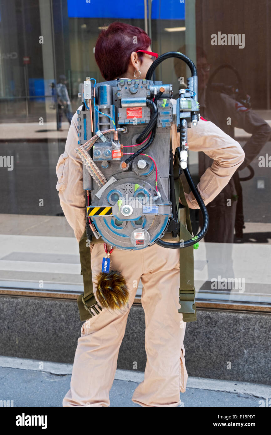 Una vera e propria vita completamente accessoriate ghostbuster su 45th Street ion Midtown Manhattan, a New York City, Foto Stock