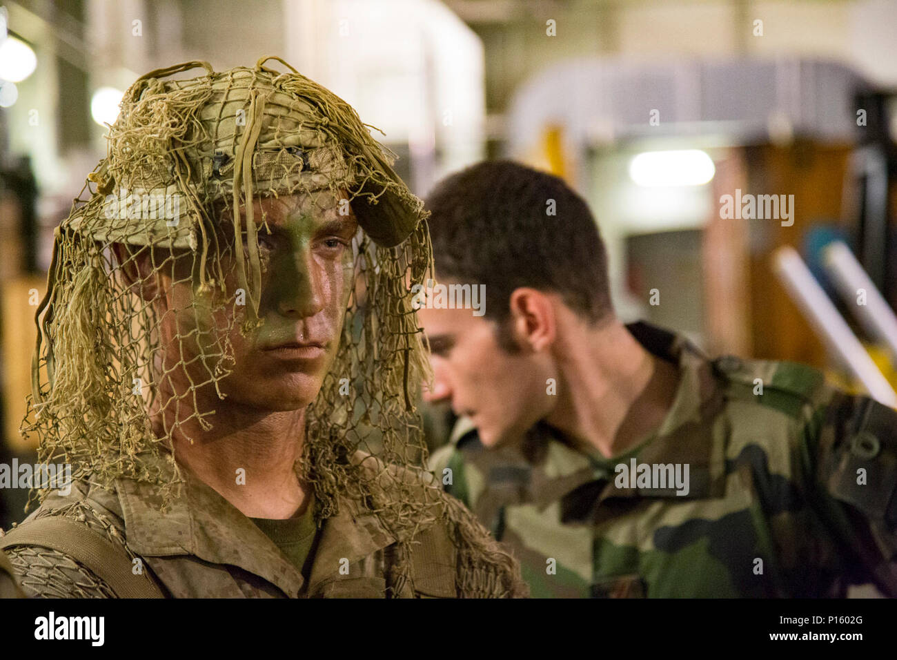 Stati Uniti LCpl marino Schuyler Dworschak un cecchino con con l'India Company, 3° Battaglione, 8 Marines, terza divisione Marine, cecchini dimostra le sue abilità di mimetizzazione, a bordo della nave francese BPC Mistral, 6 maggio 2017. Marines e marinai sono imbarcati sulla nave francese per le due settimane di esercizio integrato. Jeanne d' arco è un led francese esercizio finalizzato a rafforzare i partenariati strategici e di esercitare la libertà di navigazione operazioni attraverso il Indo-Asia-regione del Pacifico. Foto Stock