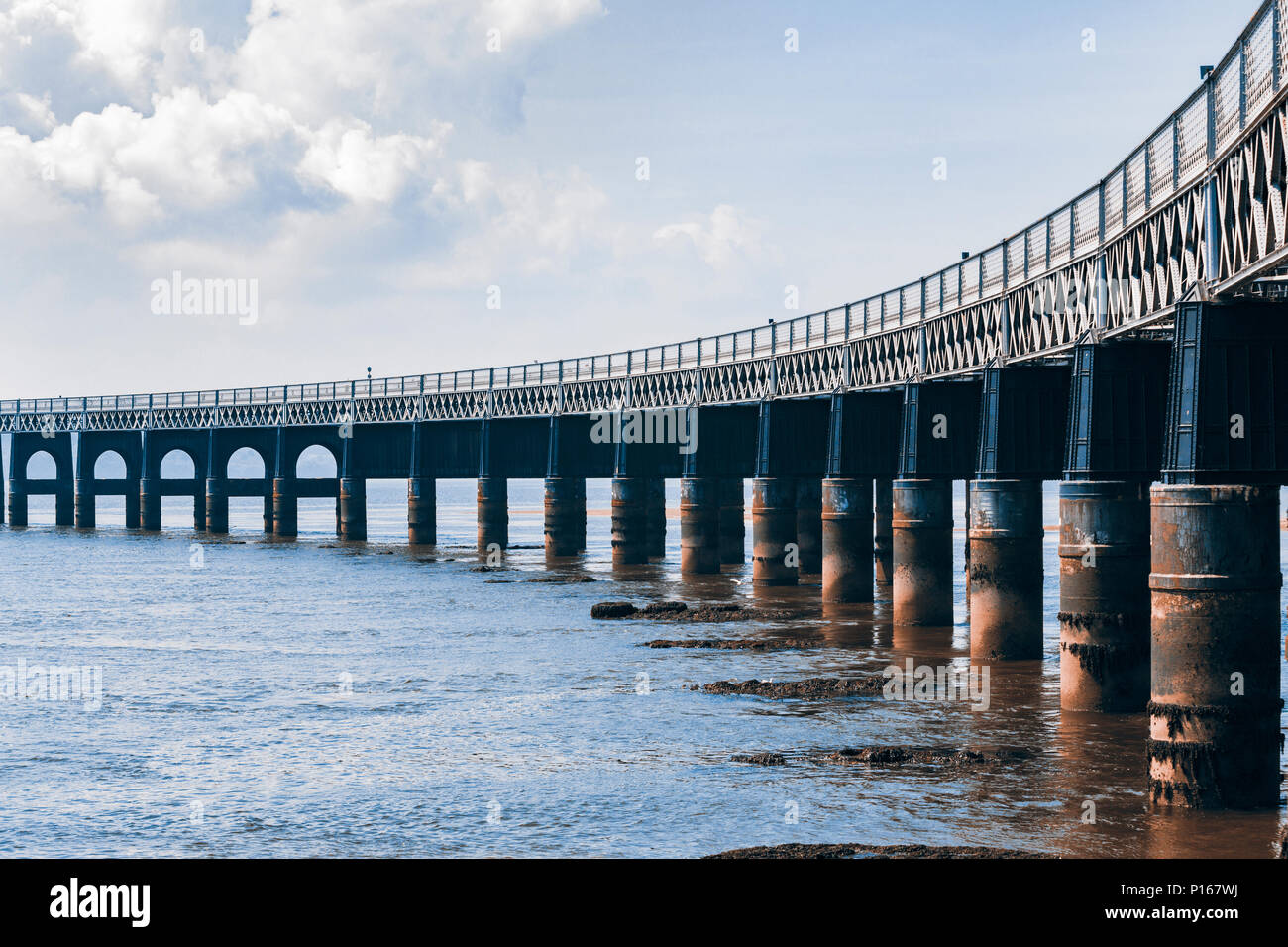 Vista panoramica del Tay Rail Bridge in Scozia. Un ponte ferroviario che attraversa il Firth of Tay, tra la città di Dundee e Wormit. Foto Stock
