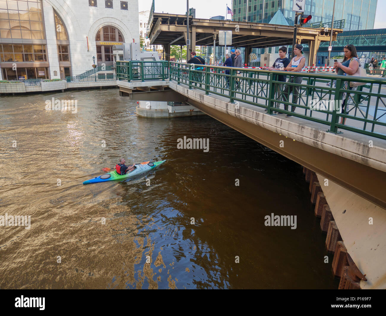 Wisconsin Street sollevare ponte sul fiume Milwaukee sollevato per il traffico delle barche come kayak passano sotto sezione stazionaria. Foto Stock