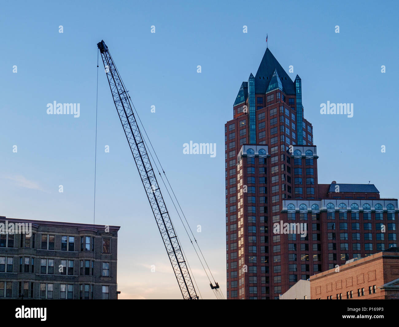 Centro di Milwaukee e la costruzione di gru. Foto Stock