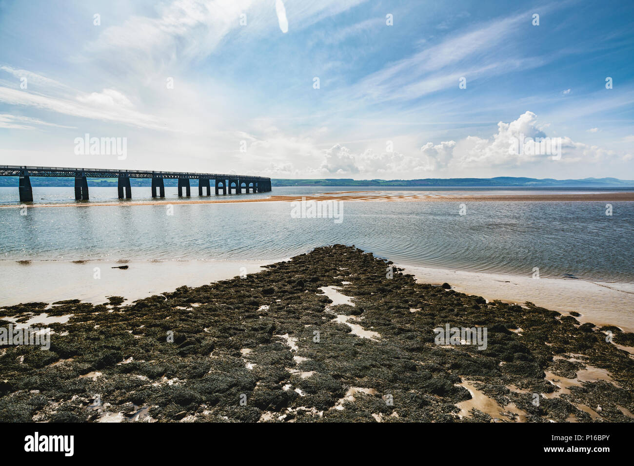 Vista panoramica del Tay Rail Bridge in Scozia. Un ponte ferroviario che attraversa il Firth of Tay, tra la città di Dundee e Wormit. Foto Stock