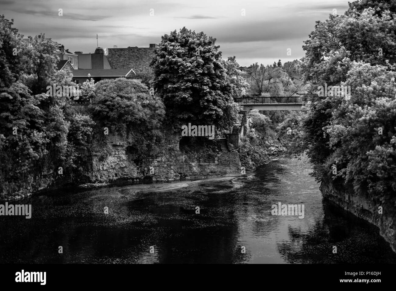 Accoccolato lungo il gran fiume, Fergus è la più grande comunità al centro di Wellington, una cittadina in Wellington County. Foto Stock