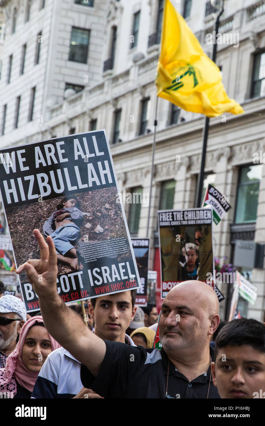 Londra, Regno Unito. Decimo Giugno, 2018. Una bandiera di Hezbollah vola al di sopra di centinaia di persone che prendono parte alla pro-palestinese Al Quds giorno marzo attraverso il centro di Londra organizzata dalla Commissione islamica per i diritti dell'uomo. Un evento internazionale, ha cominciato in Iran nel 1979. Quds è il nome arabo di Gerusalemme. Credito: Mark Kerrison/Alamy Live News Foto Stock