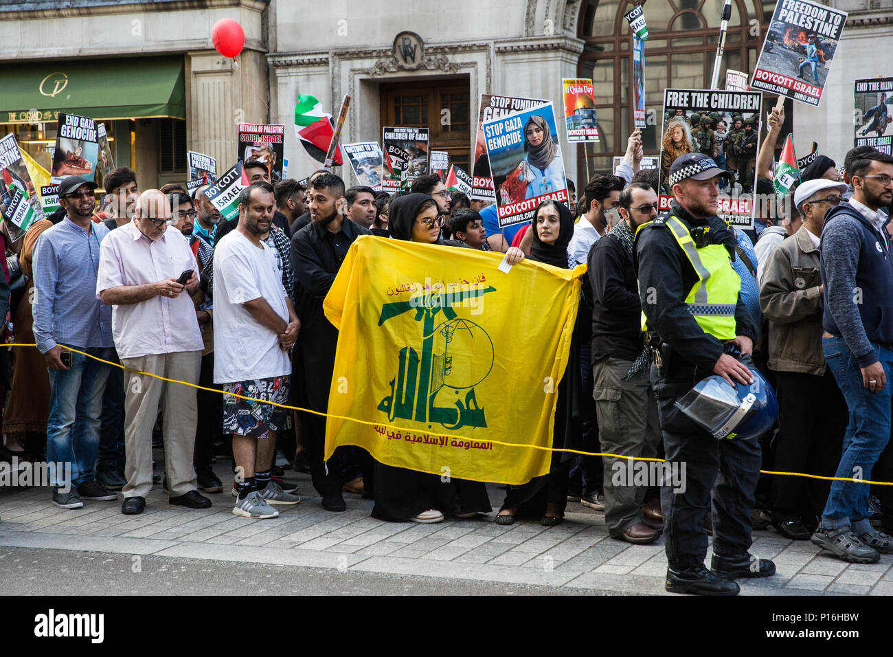 Londra, Regno Unito. Decimo Giugno, 2018. Una bandiera di Hezbollah tra le centinaia di persone che prendono parte alla pro-palestinese Al Quds giorno marzo attraverso il centro di Londra organizzata dalla Commissione islamica per i diritti dell'uomo. Un evento internazionale, ha cominciato in Iran nel 1979. Quds è il nome arabo di Gerusalemme. Credito: Mark Kerrison/Alamy Live News Foto Stock