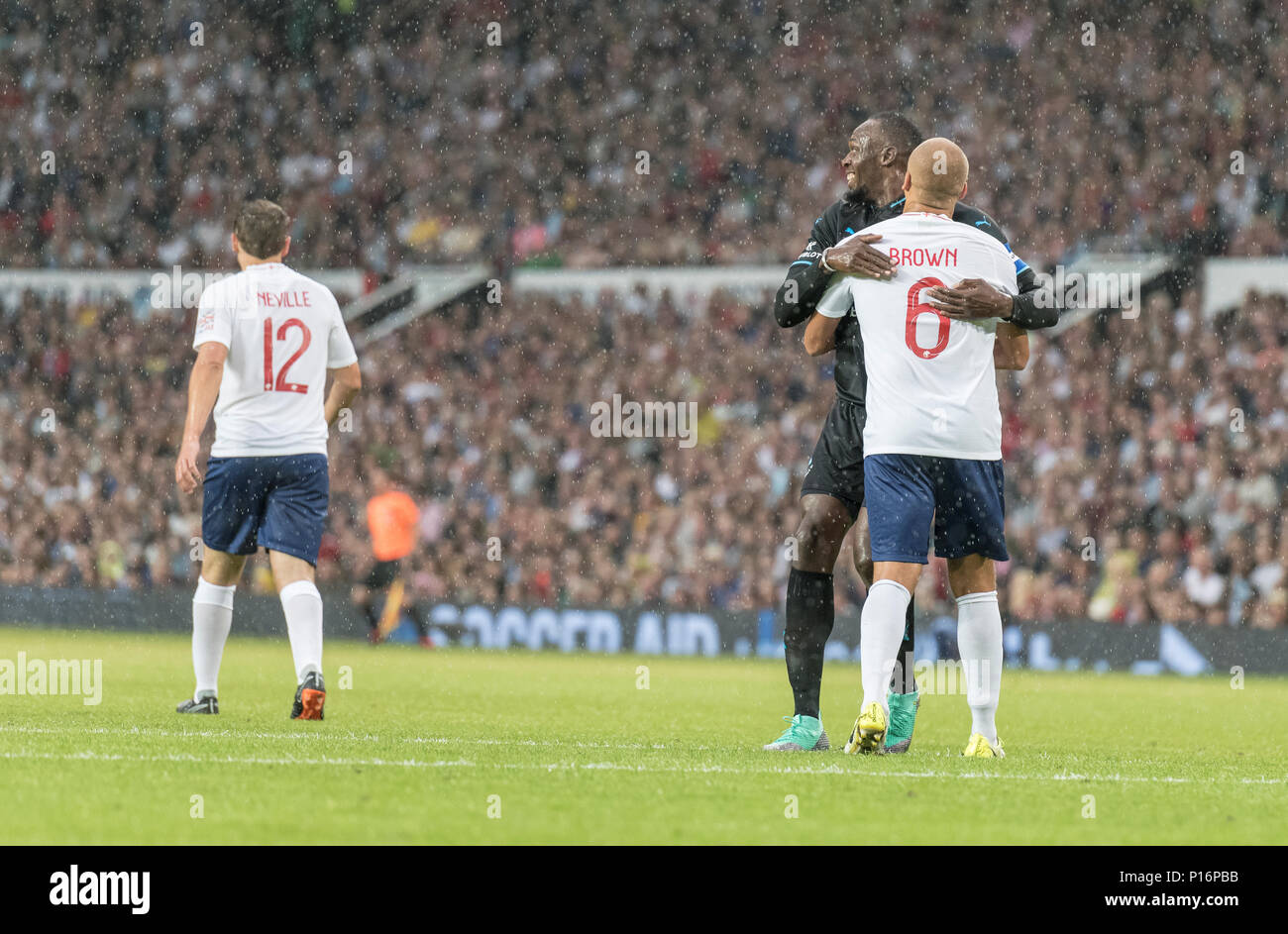 Manchester, Inghilterra.decimo giugno,2018. Usain Bolt e Wes Brown di condividere un momento durante il Soccer Aiuto partita di calcio di beneficenza tra l'Inghilterra X1 e un mondo X1. Ogni squadra di un elenco di celebrità e leggende sportive sono la raccolta di fondi per l'UNICEF. © Andy Gutteridge/ immagine e eventi/ Alamy Live News Foto Stock