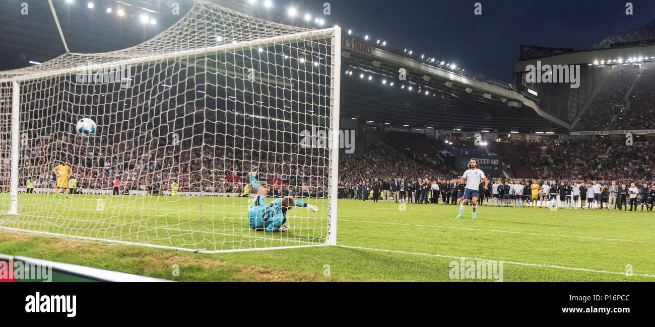 Manchester, Inghilterra.decimo giugno,2018. Joe stoppini punteggi la sua penalità durante l aiuto di calcio partita di calcio di beneficenza tra l'Inghilterra X1 e un mondo X1. Ogni squadra di un elenco di celebrità e leggende sportive sono la raccolta di fondi per l'UNICEF. © Andy Gutteridge/ immagine e eventi/ Alamy Live News Foto Stock Manchester, Inghilterra.decimo giugno,2018. Joe stoppini punteggi la sua penalità durante l aiuto di calcio partita di calcio di beneficenza tra l'Inghilterra X1 e un mondo X1. Ogni squadra di un elenco di celebrità e leggende sportive sono la raccolta di fondi per l'UNICEF. © Andy Gutteridge/ immagine e eventi/ Alamy Live News Foto Stock
