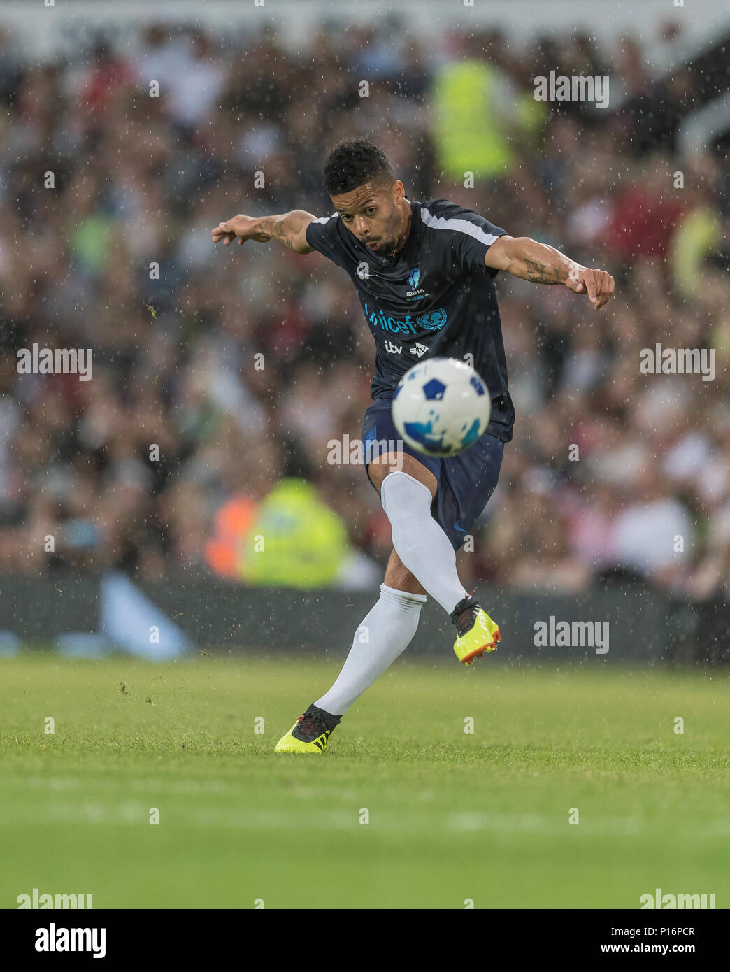 Manchester, Inghilterra.decimo giugno,2018. Ashley Fongho, X-Factor vincitore in Rak-Su durante l aiuto di calcio partita di calcio di beneficenza tra l'Inghilterra X1 e un mondo X1. Ogni squadra di un elenco di celebrità e leggende sportive sono la raccolta di fondi per l'UNICEF. © Andy Gutteridge/ immagine e eventi/ Alamy Live News Foto Stock