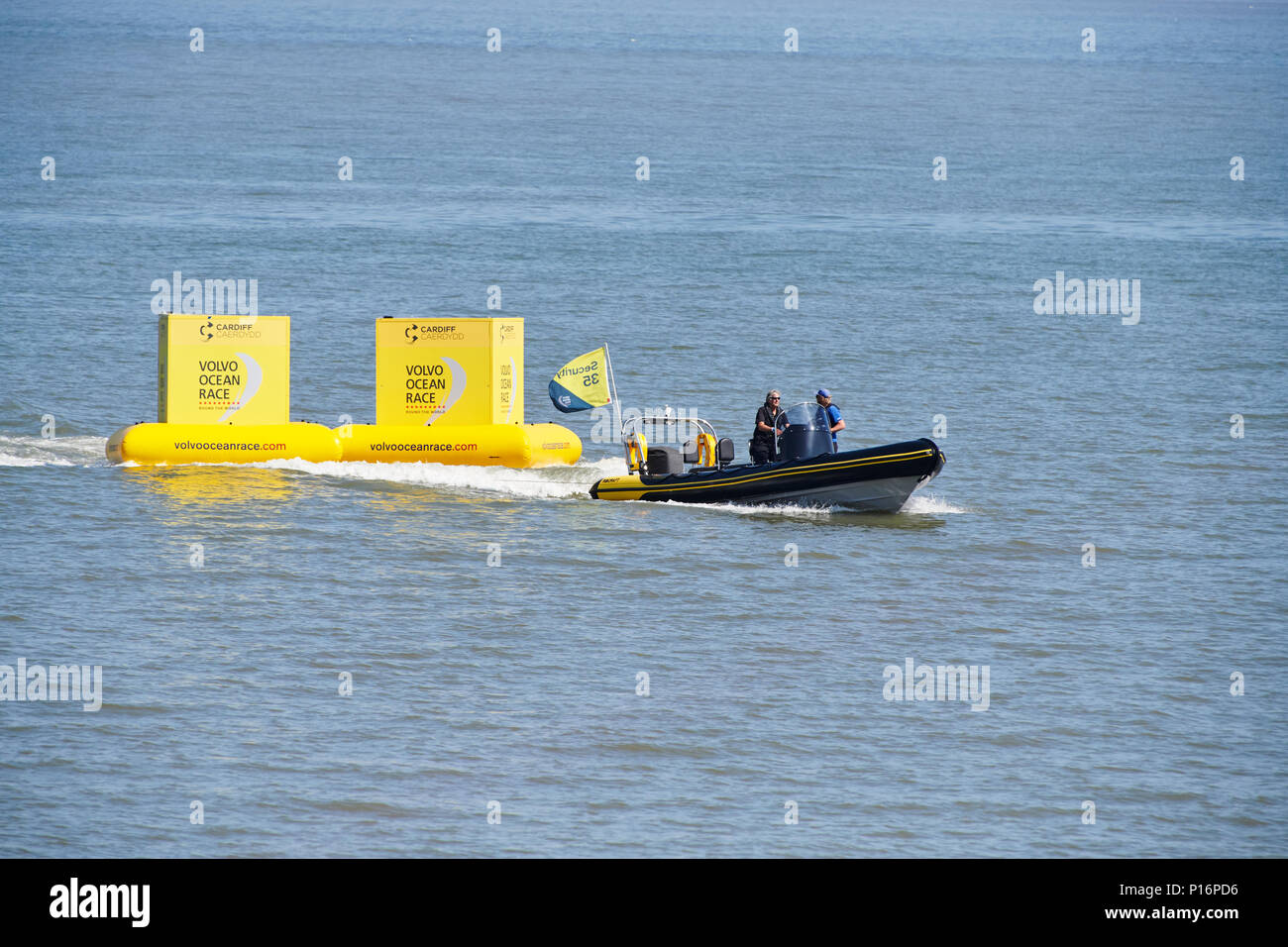 Cardiff Wales UK. 8 Giugno 2018. La Volvo Ocean Race una barca rimuove il corso i marcatori dalla Volvo Ocean Race gamba 10 Cardiff a Göteborg, a causa di un avviamento ritardato a causa di venti leggeri e forti condizioni di marea. Credito: Phillip Thomas/Alamy Live News Foto Stock