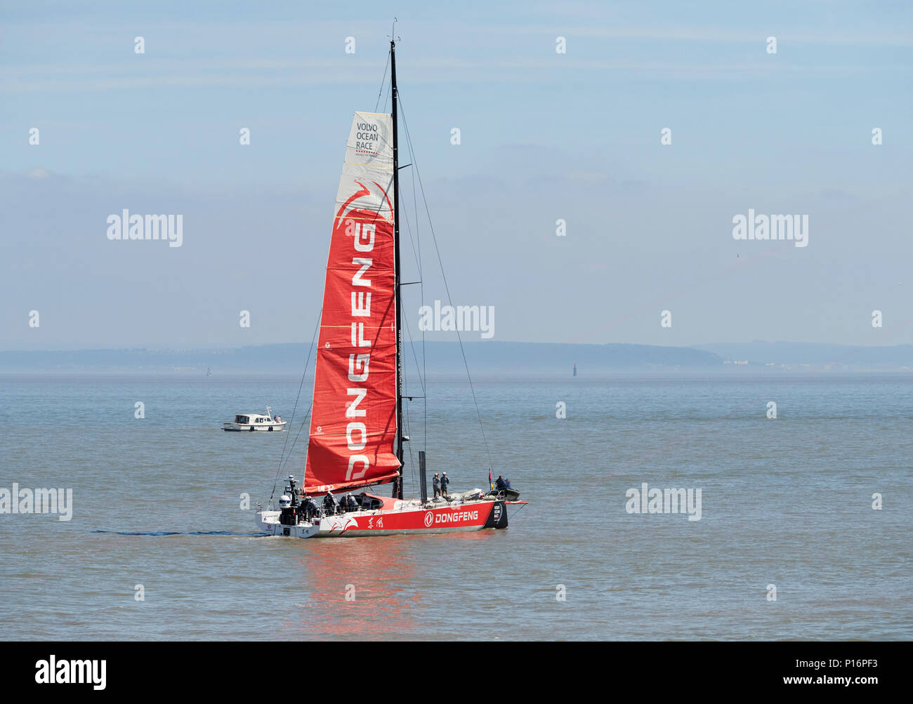 La Baia di Cardiff, Cardiff Wales UK. Il 10 giugno 2018. Attuale leader della corsa Dongfeng Race Team paranco loro vela come essi lasciare il porto per preparare per la partenza della Volvo Ocean Race gamba 10 Cardiff e Göteborg. Credito: Phillip Thomas/Alamy Live News Foto Stock