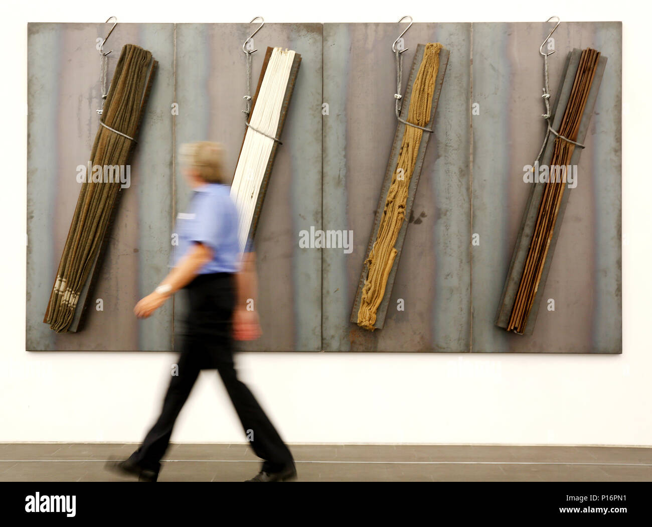 11 giugno 2018, Duisburg, Germania: l'installazione a parete di acciaio, feltro e biancheria (1999) del compianto artista greco Jannis Kounellis è esposto presso il museo Kueppersmuehlen. "Hommage a Jannis Kounellis' mostra la sua illustrazione, così come quelle di altri 6, fino al 28 ottobre 2018. Foto: Roland Weihrauch/dpa Foto Stock