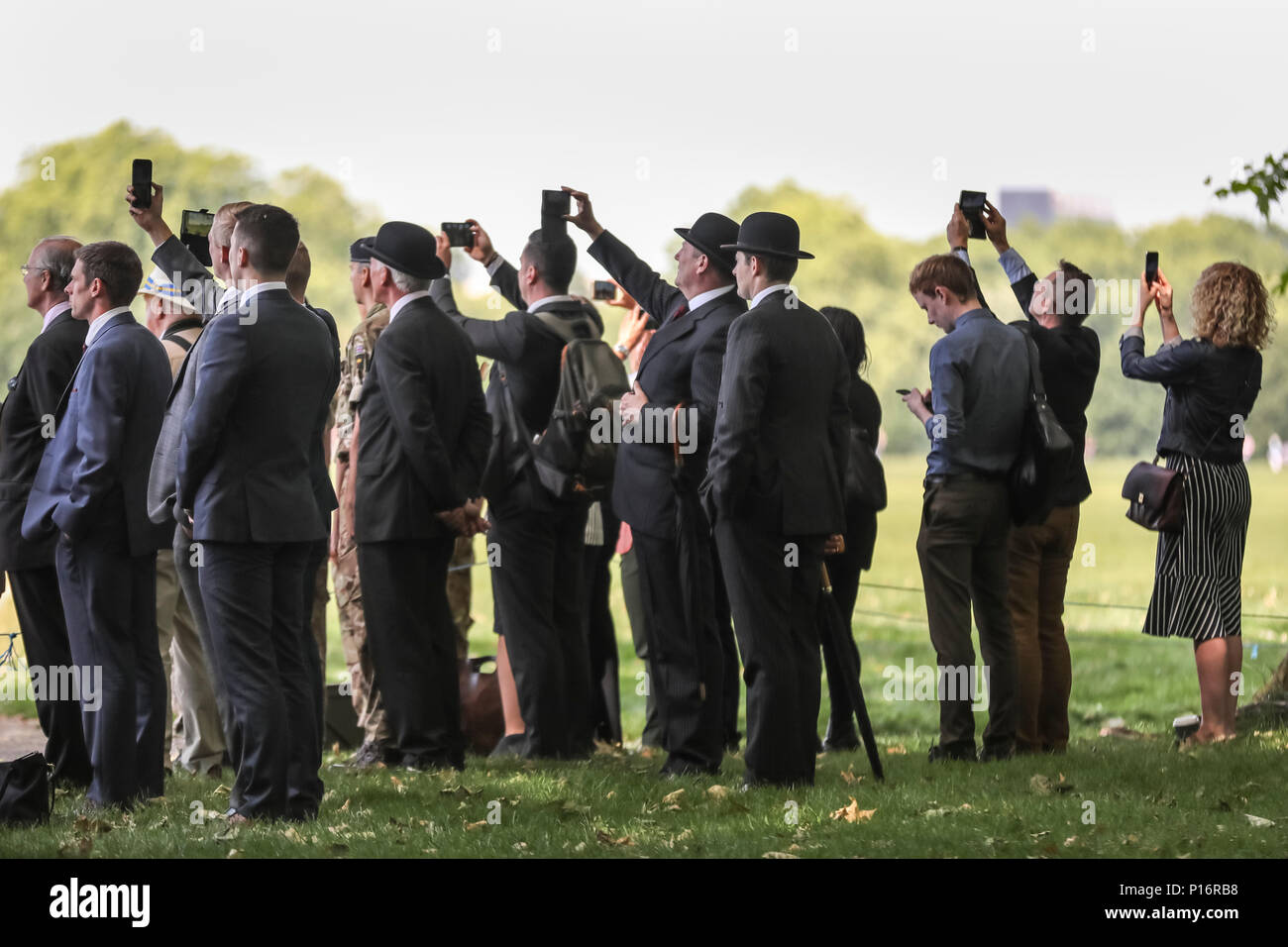 Hyde Park, Regno Unito, 11 giugno 2018. Gli ospiti invitati e dignitari guarda. Una pistola reale di Salute è sparato a mezzogiorno in Hyde Park per contrassegnare il Duca di Edimburgo il compleanno. Il Duca di Edimburgo, il Principe Filippo, ha girato 97 ieri, ma come non saluta pistola sono sparati su Domenica, un saluto è invece licenziato oggi dal re della truppa cavallo Royal Artillery. Credito: Imageplotter News e sport/Alamy Live News Foto Stock