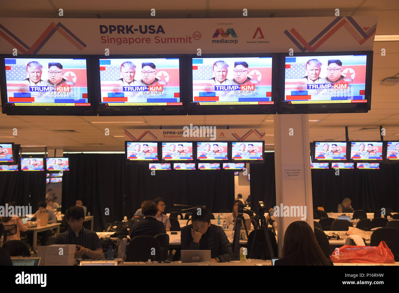 Singapore. Decimo Giugno, 2018. I membri della stampa lavora presso il centro media internazionale di Singapore, 10 giugno 2018. Il tanto atteso incontro fra Stati Uniti Presidente Donald Trump e Kim Jong Onu, top leader della Repubblica Popolare Democratica di Corea (DPRK) è iniziare da qui il martedì. Credito: Quindi Chih Wey/Xinhua/Alamy Live News Foto Stock