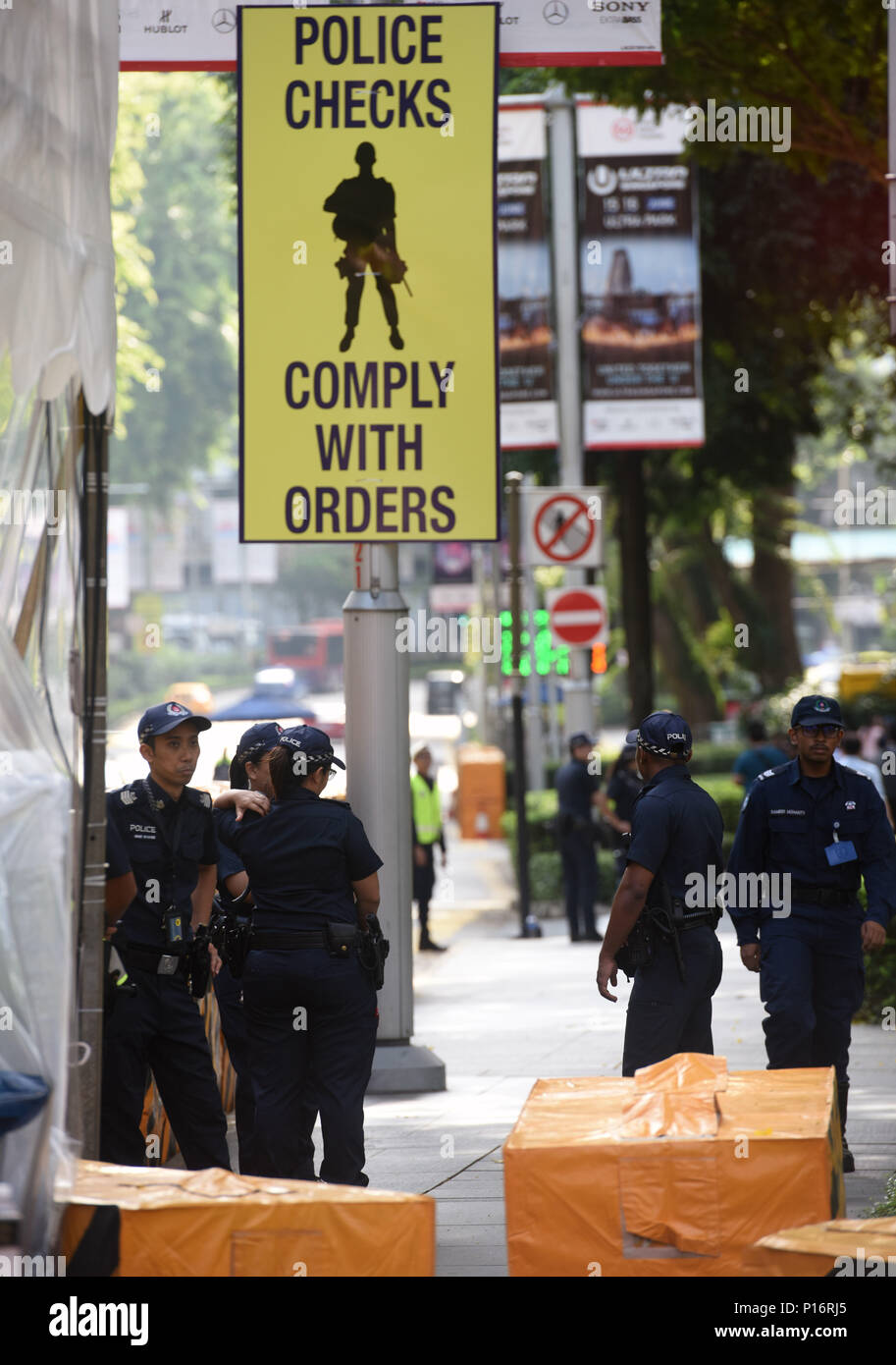 Singapore. 11 Giugno, 2018. Elementi di sicurezza guard fuori dall'hotel gli ospiti in Singapore, 11 giugno 2018. Il tanto atteso incontro fra Stati Uniti Presidente Donald Trump e Kim Jong Onu, top leader della Repubblica Popolare Democratica di Corea (DPRK) è iniziare da qui il martedì. Credito: Qin Qing/Xinhua/Alamy Live News Foto Stock