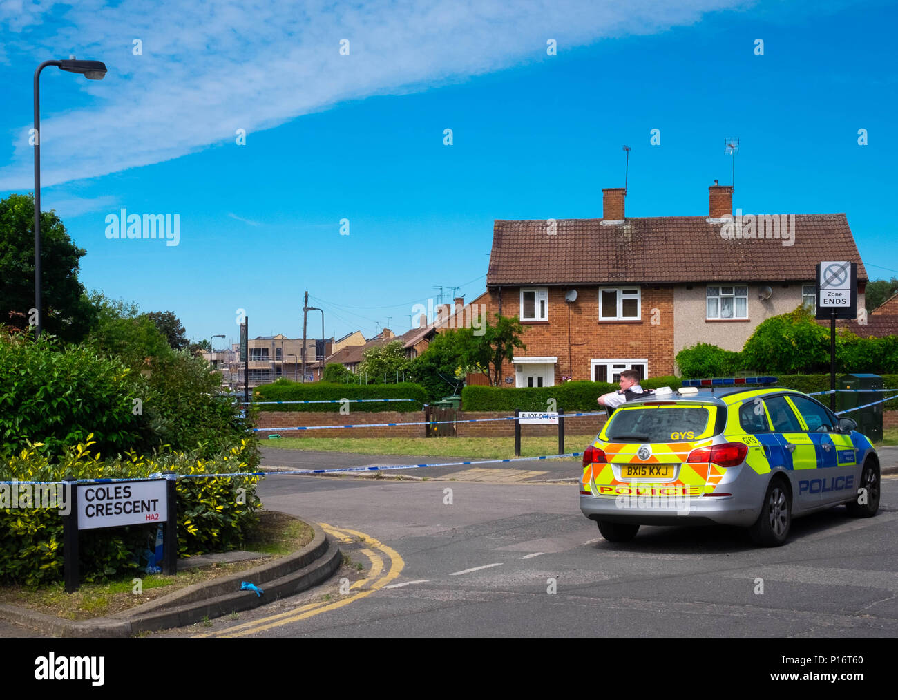 Londra, Inghilterra. 11 giugno 2018. La mattina dopo un altro adolescente è pugnalato a Londra, un funzionario forense controlla la scena del crimine per indizi entro una zona isolati da un cordone di polizia. Questo pugnalare accaduto appena un breve periodo di tempo dopo che un uomo è stato pugnalato a poche miglia di distanza in Northolt. ©Tim anello/Alamy Live News Foto Stock