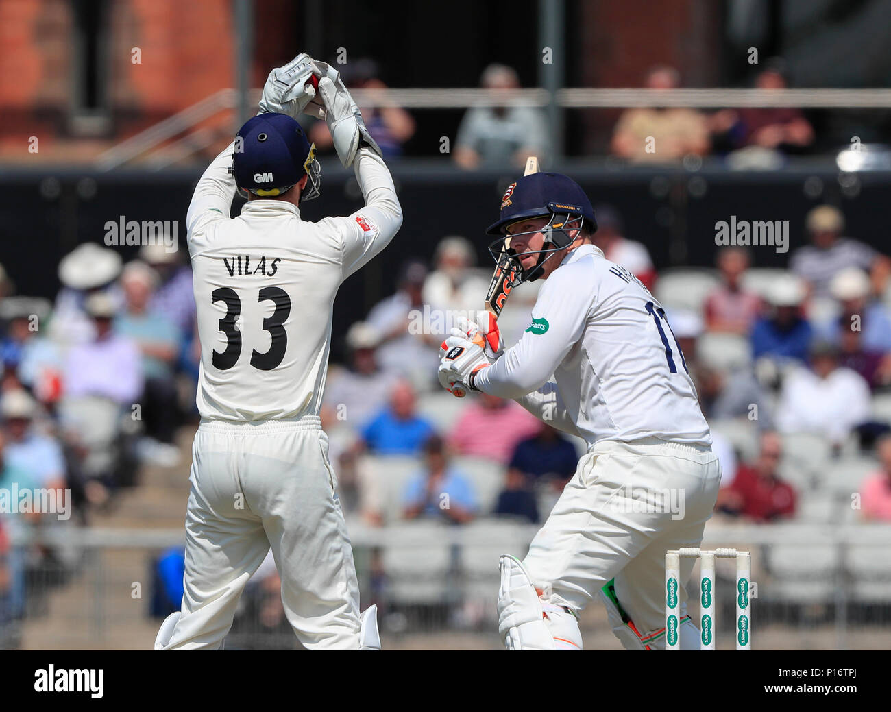 Emirates Old Trafford, Manchester, Regno Unito. 11 Giugno, 2018. Specsavers County Cricket campionato, Lancashire versus Essex; Dane Vilas del Lancashire pensa che ha preso il paletto di Simon Harmer di Essex ma non vi era alcuna toccare disattivato il credito bat: Azione Plus sport/Alamy Live News Foto Stock