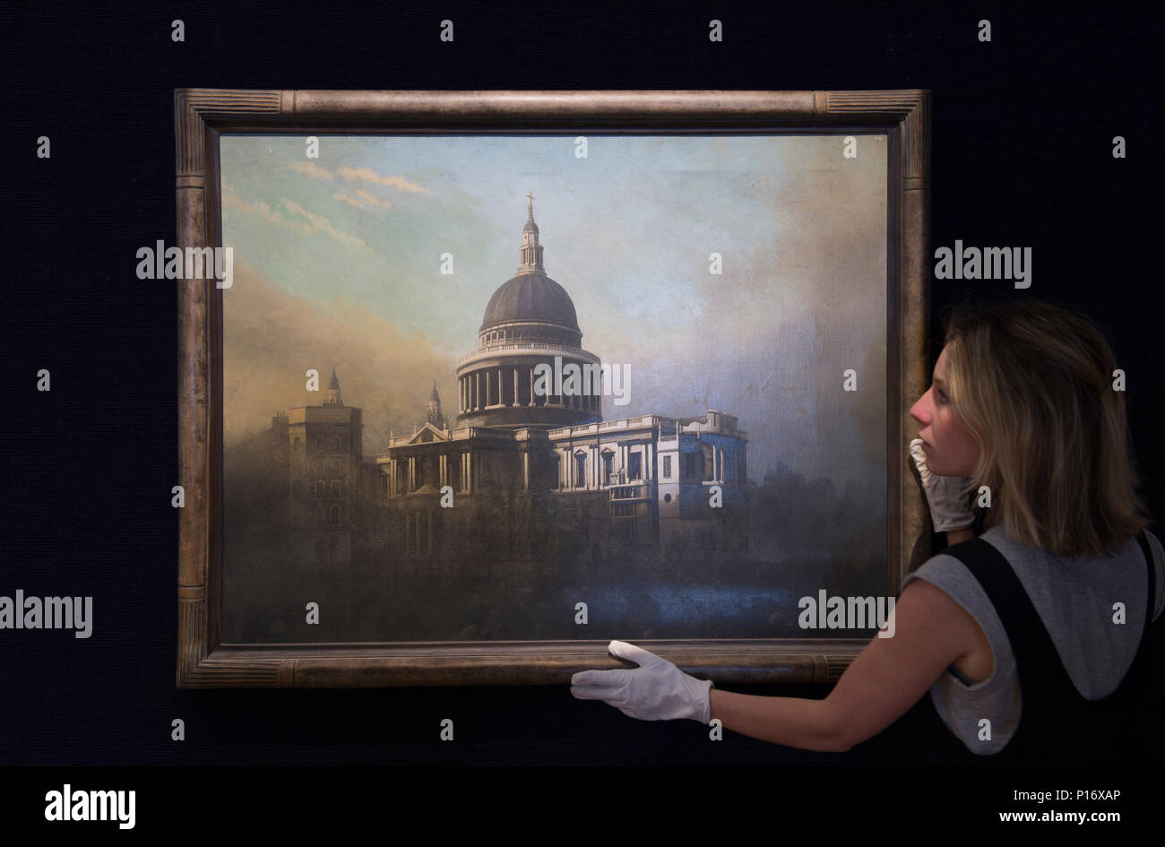 Bonhams, New Bond Street, Londra, Regno Unito. 11 Giugno, 2018. San Paolo che sorge fuori della nebbia, 1949, Algernon Cecil Newton R.A. sul display a Bonhams moderno britannico e irlandese vendita d'arte a Londra. Esso è stimato pari a £ 30,000-50,000. Credito: Malcolm Park/Alamy Live News. Foto Stock