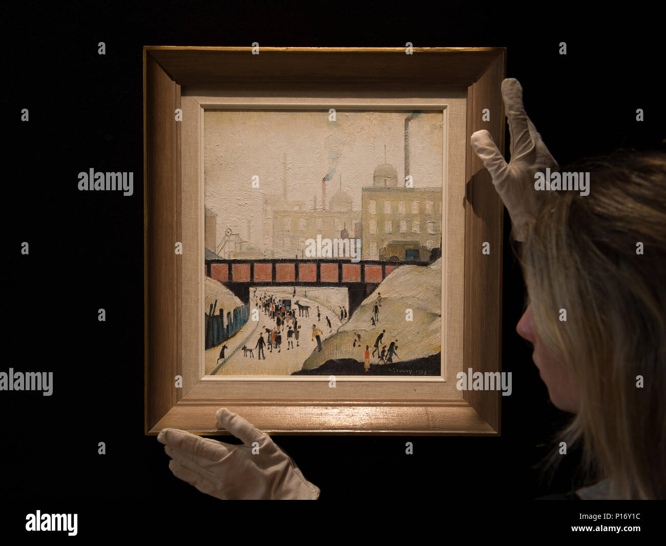 Bonhams, New Bond Street, Londra, Regno Unito. 11 Giugno, 2018. Il ponte rosso, 1959, LS Lowry R.A. sul display a Bonhams moderno britannico e irlandese vendita d'arte a Londra. Esso è stimato pari a £ 200,000-300,000. Credito: Malcolm Park/Alamy Live News. Foto Stock