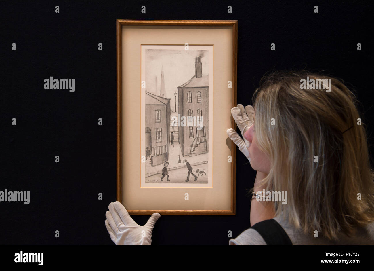Bonhams, New Bond Street, Londra, Regno Unito. 11 Giugno, 2018. Case e passaggi, Stockport, 1950, LS Lowry R.A. sul display a Bonhams moderno britannico e irlandese vendita d'arte a Londra. Esso è stimato pari a £ 40,000-60,000. Credito: Malcolm Park/Alamy Live News. Foto Stock