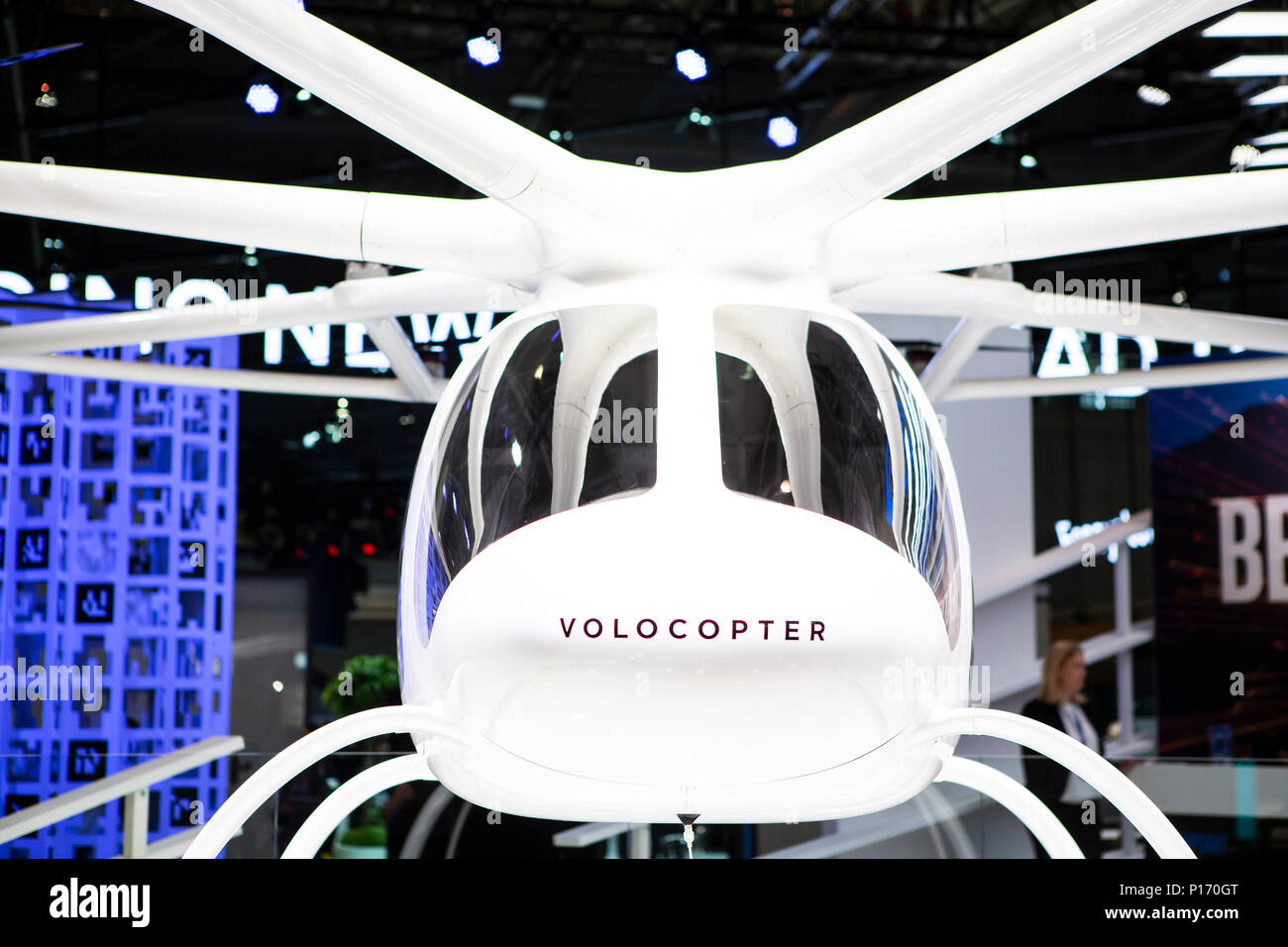 Hannover, Germania. 11 Giugno, 2018. CEBIT 2018, international computer expo e dell'Europa Festival Business per innovazione e digitalizzazione: Volocopter 2X, il primo al mondo gestito completamente elettrica (vtol a decollo e atterraggio verticale e aeromobili), multirotor elicottero elettrico costruire da Volocopter GmbH, Germania. Credito: Christian Lademann Foto Stock
