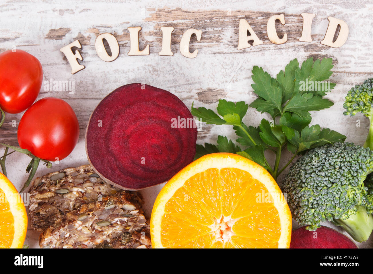 Iscrizione di acido folico con prodotti nutrienti contenenti vitamina B9, fonti naturali di minerali e acido folico, nutrizione sana nozione Foto Stock