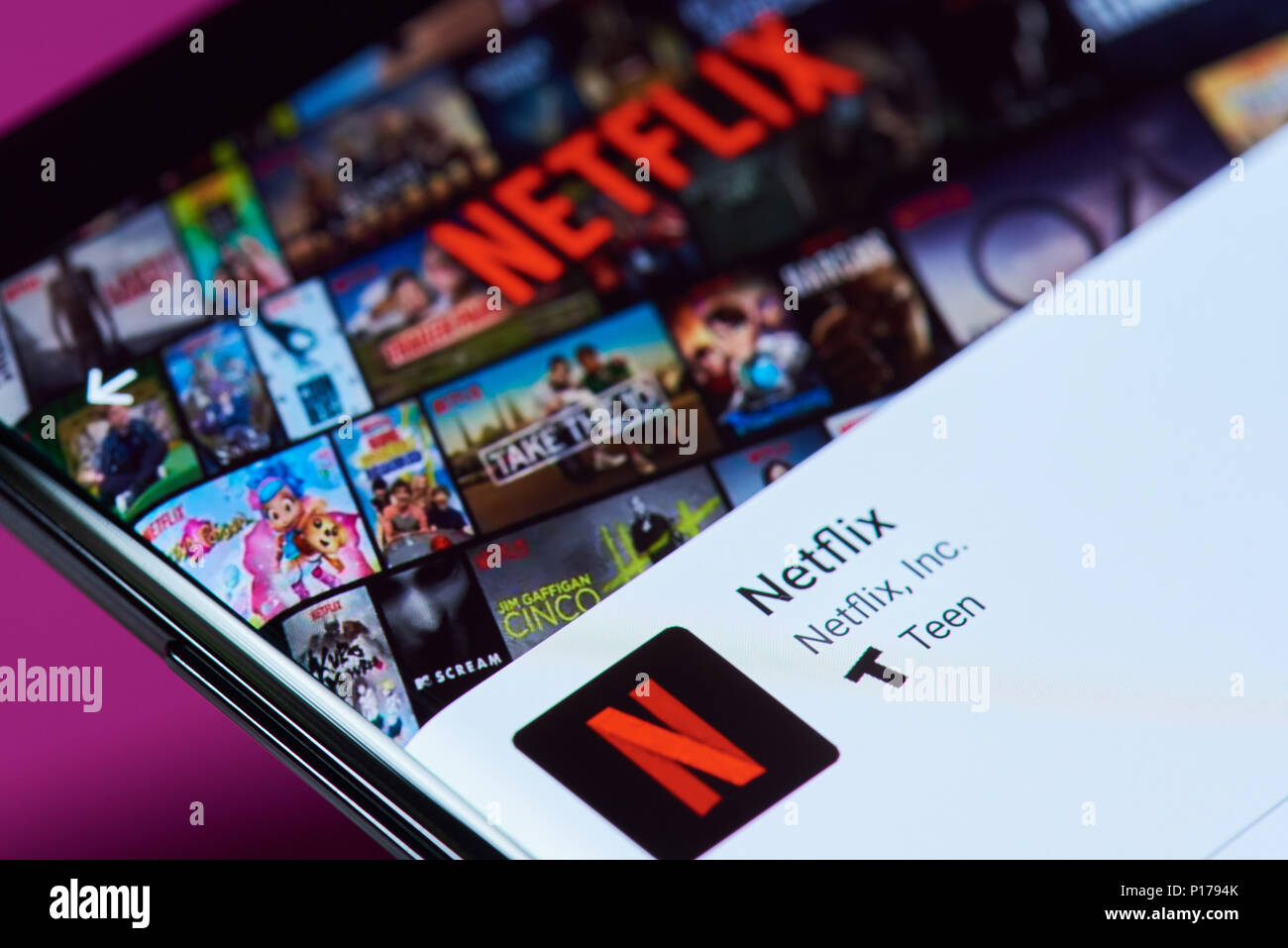 New york, Stati Uniti d'America - 10 Giugno 2018: Netflix servizio video su android lo schermo dello smartphone vicino la vista Foto Stock